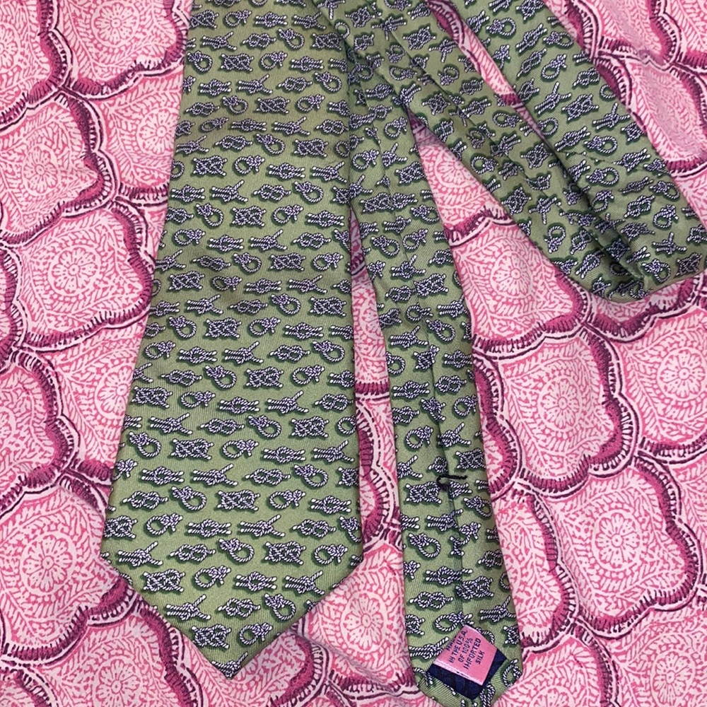 Vineyard vines tie green with knots of rope